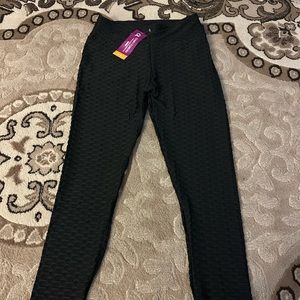 Butt lyfting women’s leggings brand new with tag. Black size L-XL